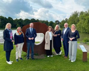 Skulptur Cortenstahl nach Rotbuche von Ulrich Möckel im Vier-Jahreszeiten-Park Oelde